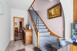 <p>Op zoek naar een te renoveren, gesloten, bebouwing met veel potentieel? Dan is deze woning in de Gontrodestraat precies wat je zoekt! Dit pand is gelegen op een uitstekende locatie, omgeven door tal van voorzieningen zoals winkels, natuurreservaat, scholen en openbaar vervoer.</p><p>Met wat creativiteit en renovatiekennis kun je hier je eigen stempel op de woning drukken en een leuke thuis creëren. Het pand biedt tal van mogelijkheden en kan volledig aangepast worden naargelang de eigen wensen! Met een bewoonbare oppervlakte van 131m² is er voldoende ruimte en de zolder (42m²) kan perfect ingericht worden als benutbare ruimte.</p><p>De indeling bestaat uit een inkomhal, een woonkamer met zit- en eetruimte, een keuken en een berging, grenzend aan het gastentoilet. Er is tevens een kleine opbergruimte aanwezig onder de trap. De eerste verdieping omvat een overloop, drie slaapkamers en de badkamer. In de nachthal is het zolderluik aanwezig. De garage is niet inbegrepen, dit behoort toe aan een andere woning!</p><p>Decentrale verwarming aan de hand van een aardgaskachel en combinatie met een elektrische vuren. Renovatieverplichting van toepassing! Voor wie creatief en handig is, biedt dit huis een stevig canvas om een eigen droomwoning te realiseren op een toplocatie in Gentbrugge. </p><p>Contacteer me voor het plannen van een bezoek!</p>