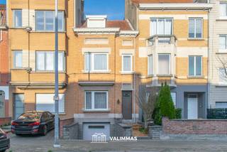 VALIMMAS verkoopt deze welgelegen en verzorgde rijwoning met overdekte koer en garage.... Het gelijkvloers bestaat uit een inkomhal, een toilet,...