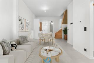 In de Waterkasteelstraat, op een boogscheut van het centrum van Ieper vinden we deze instapklare woning terug. Dankzij de gunstige ligging ben binnen enkele minuten in het stadscentrum én vlot verbonden met tal van invalswegen. Scholen, winkels, openbaar vervoer en tal van voorzieningen bereik je bovendien te voet binnen 5 minuten. <br /><br />De indeling is als volgt. Via de inkomhal met gastentoilet kom je in de lichtrijke leefruimte met open, volledig ingerichte keuken. Achteraan bevindt zich een handige berging en een gezellige koertje waar je heerlijk kan ontspannen. <br /><br />Op de eerste verdieping is er een ruime slaapkamer en een ruime badkamer met inloopdouche, lavabomeubel en toilet. De tweede verdieping telt nog twee volwaardige slaapkamers. Via één van de slaapkamers is er toegang tot de zolder, ideaal als extra bergruimte.<br /><br />De woning werd in 2025 volledig gerenoveerd en biedt tal van troeven: een gunstig EPC, conforme elektrische keuring, asbestveiligheid en een kwalitatieve afwerking waarbij koste noch moeite werden gespaard. <br /><br />Ben je op zoek naar een eerste woning of een interessante investering? Dan is dit de perfecte opportuniteit. Contacteer ons vandaag nog voor een bezoek! 