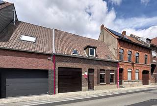 Centraal gelegen woning bestaande uit een inkomhal met afzonderlijk toilet, ruime lichtrijke leefruimte met eet-en zithoek, ruime keuken...