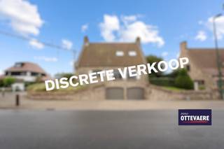 Discrete verkoop van deze exclusieve villa met panoramisch polderzicht.  <br />Ontdek deze unieke vrijstaande villa in een rustige, groene omgeving. Zuidgerichte tuin, adembenemend uitzicht en volop ruimte maken dit de perfecte thuis voor wie comfort en klasse zoekt.<br />Hoogtepunten:<br />Royale woonkamer met open haard &amp; panoramisch zicht<br />Open, volledig ingerichte keuken<br />5 ruime slaapkamers, elk met eigen badkamer<br />Airco in het hele huis<br />Dubbele garage + extra bergruimte<br />📍 Rustige ligging, toch vlot bereikbaar<br />📅 Bezoeken op afspraak – ook op zon- &amp; feestdagen<br />📞 050 89 58 6046 | info@immo-ottevaere.be<br /><br /> 