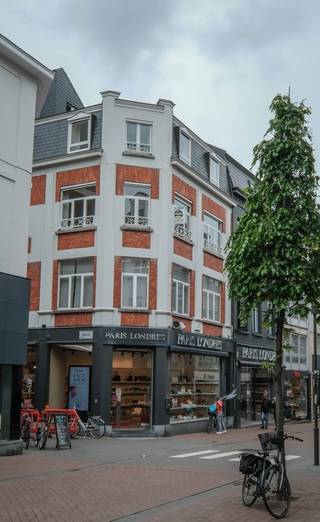 Prachtige ruime Duplex met lift van 125m2 gelegen op Demerstraat 14 3500 Hasselt. <br /><br />Deze duplex is gelegen pal in het bruisende centrum van Hasselt op de hoek van de Demerstraat met de Walputstraat. Het betreft de 2de en 3de verdieping van het gebouw waar ook de bekende winkel PARIS LONDRES is gesitueerd. Vanuit het appartement ben je in enkele minuten te voet naar de grote markt of naar je favoriete winkel.<br /><br />De duplex is de enige woonunit in dit pand! Via de ingang langs de winkel kom je terecht in de inkomhal, die toegang geeft tot de privékelder en de lift. Deze lift is privé voor u als bewoner en kan zelfs tot de slaapvertrekken op de 3de verdieping gaan!! Voor de 3de verdieping is dit nog extra beveiligd met een sleutel.<br /><br />Bij het binnenkomen van het volledig gerenoveerde appartement zien we direct de grote leefruimte die uitgeeft op de hoek van het appartement. De vele raampartijen zorgen hier voor een enorme lichtinval en een mooi zit op de winkelstraat in Hasselt. Verder is er op het tweede verdiep nog een ruime keuken en een toilet met handwasbak. Via de trap ( of de lift) bereik je het derde verdiep. Hier zijn direct 3 ruime slaapkamers te vinden. 1 van de slaapkamers heeft ook een aparte douchekamer. Verder vinden we nog een toilet, een wasplaats en de volledig vernieuwde badkamer met inloopdouche, bad en meubel met dubbele lavabo.<br /><br />Er is de mogelijkheid om een autostandplaats bij te huren in de directe omgeving.<br /><br />Alle ramen in het appartement zijn altijd voorzien van zonnewering. <br /><br />Enkele pluspunten van deze mooie duplex<br /><br />+ centrum Hasselt<br />+ zeer smaakvol gerenoveerd.<br />+ lift die ook naar het 3de verdiep kan ( privé!)<br />+ zeer veel lichtinval met prachtig zicht op de winkelstraat<br />+ parkeerplaatsen dichtbij!<br /><br />Wil je meer informatie over deze prachtige duplex of een bezoek ter plaatse? Contracteer Valere Vangeel via 0472 323424 of valere@vestio.com.<br /><br /><br /> 