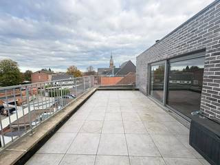 <p>Deze penthouse gelegen op de derde verdieping is zowel toegankelijk met de lift als met de trap.<br /><br />De penthouse bestaat uit een ruime lichtrijke leefruimte met toegang tot het terras van +/- 30 m², ook is er een open keuken aan deze leefruimte die voorzien is van elektrische kookplaat, dampkap, vaatwasser, lavabo en ijskast. Verder is er één slaapkamer van +/- 14 m² en een ruime badkamer met inloopdouche, lavabo, handdoekradiator en toilet. Er is ook een ruime technische ruimte met aansluiting voor wasmachine die tevens kan dienen als opslagruimte.<br /><br />Meters gas, water en elektriciteit individueel.  <br />Parkeerplaats op verdieping -1 verplicht bij te huren aan €80,00 per maand (mogelijkheid om nog extra plaatsen te huren).<br />Maandelijkse gemeenschappelijke kosten €60,00.<br />Zonnepanelen aanwezig voor het gebouw. <br /><br />Beschikbaar vanaf 1 januari 2027. </p>