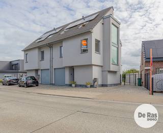 EERSTE BEZOEKDAG ZATERDAG 10 OKTOBER VAN 10u TOT 14u (ENKEL OP AFSPRAAK !)<br />
<p>HOFSTADE - In een rustige straat, op wandelafstand van de dorpskern van <span>Hofstade</span>, vindt u deze uitstekend onderhouden halfopen bebouwing. De woning is volledig instapklaar en werd met oog voor detail afgewerkt. Recent werd ze bovendien volledig geschilderd en uitgerust met onder andere <span>airconditioning, zonnescreen, een alarmsysteem en 10 zonnepanelen</span>.</p>
<p>De inkomhal verwelkomt u met een gastentoilet en vestiaireruimte. Verder beschikt het gelijkvloers over een ruime inpandige garage en een lichtrijke leefruimte met een stijlvolle open keuken, volledig uitgerust met alle hedendaagse comfort. Grote raampartijen zorgen voor een aangenaam ruimtegevoel en geven rechtstreeks uit op het ruime, onderhoudsvriendelijke terras en de gezellige tuin.</p>
<p>Op de eerste verdieping bevinden zich twee volwaardige slaapkamers, waaronder een master bedroom met ingemaakte kast. Daarnaast vindt u een verzorgde badkamer met zowel ligbad als douche, een apart toilet en een praktische wasplaats/berging.</p>
<p>De tweede verdieping is bereikbaar via een vaste natuurstenen trap en biedt nog twee extra slaapkamers, aangevuld met een bergruimte. Eén van deze kamers is bijzonder ruim en kan desgewenst worden opgesplitst tot een vijfde slaapkamer of ingericht worden als ideale tiener- of hobbyruimte.</p>
<p>Ook technisch scoort deze woning uitstekend met <span>conforme elektriciteit, vloerverwarming op het gelijkvloers, centrale verwarming op aardgas, geïsoleerde gevels, een alarmsysteem en 10 zonnepanelen</span>, wat resulteert in een energiezuinige en toekomstgerichte woning.</p>
<p>Dankzij de gunstige ligging bevinden scholen, buurtwinkels, openbaar vervoer, belangrijke invalswegen en de E40 zich op korte afstand.</p>
<p><span>Bent u op zoek naar een perfect instapklare gezinswoning met 4 slaapkamers, garage, tuin en alle moderne comfort?</span> Maak dan snel uw afspraak.</p>
<p><span>Meer info of bezoek:</span> 053/60.65.60.<br /><br />De vermelde prijs is een richtprijs. Na ontvangst van de biedingen beslist de verkoper vrij of hij al dan niet tot verkoop overgaat en aan welk bod. De richtprijs is niet bindend.</p>
<p></p>