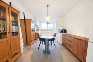 <span><span>Welkom in deze moderne halfopen huurwoning, perfect gelegen in een rustige <strong>doodlopende straat</strong>.<br /><br />Deze instapklare woning biedt een ideale combinatie van comfort en functionaliteit, met een slimme indeling die perfect is voor gezinnen of jonge professionals.<br /><br /><u>Indeling:</u><br />Gelijkvloers: Bij binnenkomst word je verwelkomd in de ruime inkomhal, die toegang biedt tot een apart toilet voor extra gemak. De <strong>ruime garage</strong> is ideaal voor het parkeren van je auto of als extra opslagruimte. De <strong>woonkamer </strong>is licht en luchtig, dankzij de grote ramen die zorgen voor veel natuurlijk licht. De <strong>open keuken</strong> is voorzien van moderne apparatuur en biedt voldoende ruimte om te koken en te entertainen. Vanuit de woonkamer heb je toegang tot de <strong>zonnige tuin</strong>, perfect voor gezellige barbecues of gewoon om te ontspannen.<br />Eerste Verdieping: Op de eerste verdieping vind je een praktische nachthal die leidt naar de verschillende ruimtes. Er is een <strong>berging </strong>voor extra opslag, een nette <strong>badkamer </strong>die van alle gemakken is voorzien, en <strong>twee comfortabele slaapkamers</strong>. <br /><br />Deze woning is gelegen in een rustige doodlopende straat, wat zorgt voor een veilige en kindvriendelijke omgeving. Je geniet van de rust en het groen in de buurt, terwijl je toch dicht bij lokale voorzieningen, scholen en openbaar vervoer bent.<br /><br /><u>Troeven:</u></span></span>
<ul>
	<li><span><span>Uiterst rustig gelegen;</span></span></li>
	<li><span><span>2 volwaardige slaapkamers;</span></span></li>
	<li><span><span>onderhoudsvriendelijke tuin.</span></span></li>
</ul>
<span><span>Huurprijs €875,00/maand.<br />Beschikbaar vanaf oktober 2026.<br /><br />Mis deze kans niet en neem vandaag nog contact met ons op voor meer informatie of een bezichtiging. Bel 051 50 11 51 of mail naar diksmuide@diksimmo.be.</span></span>