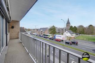 GERENOVEERD EN ENERGIEZUINIG 3 SLAAPKAMER APPARTEMENT 121M²<br /><br />Dit verrassend ruime appartement is gelegen in het centrum van Helchteren met een goede bereikbaarheid naar zowel winkels, scholen, restaurants als de oprit van de E314. Aangezien het appartement verhuurd is aan 850 euro per maand is dit ook zeer goede investering met een mooi rendement!<br /><br />Het appartement werd doorheen de jaren grondig gerenoveerd: zo werden de vloeren, ramen + rolluiken vernieuwd, een nieuwe keuken geplaatst, airco/inverters + 12 privatieve zonnepanelen geïnstalleerd. Dit alles resulteert in een zeer gunstig EPC label B ( EPC score 112 )<br /><br />Het lichtrijke appartement is gelegen op de tweede verdieping en is toegankelijk via zowel een trap als een lift. De leefruimte beslaat een oppervlakte van maar liefst 55 m² opgedeeld in een zithoek, een eetplaats en een moderne keuken. Dankzij de grote raampartijen kan u hier genieten van heel wat natuurlijke lichtinval. Bovendien beschikt u over een terras aan de voorzijde en een balkon aan de achterzijde.<br /><br />Voorts beschikt over een ruime inkomhal, 3 grote slaapkamers, een gastentoilet en een badkamer. Uw wagen kan u stallen in uw private garagebox en extra opbergruimte is voorzien in uw kelderberging.<br /><br />Enkele TROEVEN van dit appartement opgelijst:<br /><br />+ Energiezuinig: EPC is slechts 112!!!<br />+ Voorzien van 12 privatieve zonnepanelen x 375 Wp<br />+ Gebouw voorzien van lift<br />+ Ideale investering: mooie huuropbrengst<br />+ Lichtrijk appartement 121 m² met 3 slaapkamers<br />+ Terras aan voorzijde + balkon aan achterzijde<br />+ Garagebox + kelderberging inbegrepen<br />+ Airco / inverter voorzien<br />+ Rolluiken + zonneluifel<br /><br />Kortom, een zeer ruim, gerenoveerd en energiezuinig appartement voor iemand die op zoek is naar veel waar voor zijn geld! Meer info? Contacteer Maarten Delbroek via maarten@vestio.com of bel naar 0471/034804.<br /> 