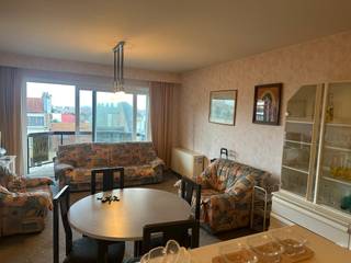 Deze ruime studio op de 5de verdieping bevat inkomhall met slaaphoek. Badkamer met lavabo , ligbad . Er is ook een aprt toilet . Open keuken en ruime living. Groot pluspunt is het zonnig terras. <br /><br /><br />Buiten misschien een nieuwe vloerbekleding in de living is dit pand volledig instapklaar. De residentie is zeer goed onderhouden. Zo werd reeds geinvesteerd in nieuwe daken met isolatie , nieuwe grote Kone lift en recent werd geïnvesteerd in een centrale luxe - inkomhall.<br /><br />Men is ook langs de achterzijde van het gebouw via tweeveilige straatjes direct aan zee. Reeds meerdere beleggers investeerden in deze residentie die normaliter gekenmerkt is door lage en bijgevolg betaalbare algemene onkosten. <br /><br />Dit pand is dus uiterst geschikt voor verhuur , vast verblijf voor een alleenstaande of gewoon een tweede verblijf. <br /><br />Andere weetjes : residentie is rolstoeltoegankelijk en heeft ook een gemeenschappelijke fietsenberging. Er is ook recentelijk een nieuw schuifraam geplaatst , Deur inkom van het privatief is een dure veiligheidsdeur. Men heeft zelfs een beetje "Spaans" zeezicht. Pand wordt gemeubeld verkocht en er is handig tweeslapersbed voorzien in wandmeubel .<br /><br />Indien gewenst kan er van een andere mede-eigenaar ook een standplaats worden aangekocht.