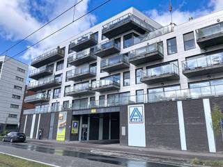 Te koop: binnenstaanplaatsen aan 23.000 per stuk, uitstekend gelegen aan het Rabotpark, op wandelafstand van Aldi en het Sint-Lucasziekenhuis. Dankzij de centrale ligging in een buurt met hoge parkeerdruk bieden deze staanplaatsen een sterk verhuurpotentieel en vormen ze een interessante en zorgeloze investering. Bovendien zijn ze ook bijzonder geschikt voor bedrijven die nood hebben aan extra parkeerplaatsen.
De site is vlot bereikbaar via de N430 en geniet van een directe verbinding met de stadsring. Daarnaast bevindt het geheel zich buiten de lage-emissiezone.
Voor meer informatie of een bezoek, neem gerust contact met ons op.