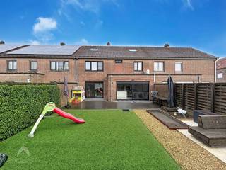 <p>Deze goed gelegen gezinswoning combineert ruimte, comfort en een aangename buitenbeleving. Via de inkomhal met gastentoilet betreedt u de woning. De ruime leefruimte met zit- en eethoek geniet van een mooi zicht op de zonnige, onderhoudsvriendelijke tuin. Aansluitend bevindt zich de zeer ruime, halfopen en volledig geïnstalleerde keuken, eveneens met tuinzicht. Vanuit de keuken is er directe toegang tot de garage met douche, bergruimte en wasplaats, wat zorgt voor extra praktisch gemak.</p>
<p>De tuin is ideaal om te ontspannen, met zonnige terrassen en een tuinhuis met overdekte lounge. Op de eerste verdieping bevinden zich vier volwaardige slaapkamers en een badkamer uitgerust met bad/douche, dubbele lavabo en toilet. Een vaste trap leidt naar de zolderverdieping, die nog vrij in te richten is naar eigen wensen.</p>
Een ideale woning voor wie op zoek is naar een ruim en comfortabel gezinshuis op een aantrekkelijke locatie.<br /><br />Extra troeven:<br /><br />
<ul>
<li>energiezuinig</li>
<li>airco</li>
<li>Alarm en brandalarm</li>
<li>regenwaterput</li>
<li>rolluiken</li>
<li>elektrische zonnescreens</li>
<li>videofoon</li>
<li>gelegen nabij belangrijke invalswegen, winkels, school</li>
<li>instapklaar</li>
</ul>
<br />
<p>Deze woning is te koop ZONDER makelaar via het concept van Smart Houses. Wenst u verdere inlichtingen of een bezoek? Contacteer rechtstreeks de eigenaar via 0499 919 973 </p>