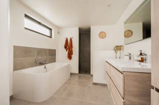 <p><span>Verrassende gezinswoning met karakter, 4 slaapkamers en prachtige tuin</span></p><p><span>Laat je aangenaam verrassen door deze charmante woning waar authenticiteit hand in hand gaat met een doordachte, moderne uitbouw. Hier woon je in een warme, karaktervolle omgeving met alle hedendaagse comfort en een mooie connectie met buiten.</span></p><p><span>De lichtrijke uitbouw vormt het hart van de woning: een volledig ingerichte keuken met gezellige eethoek die uitkijkt op de prachtige, groene tuin. Aansluitend vind je een praktische berging/wasplaats, ideaal voor het dagelijkse comfort. </span></p><p><span>De eetplaats sluit naadloos aan op het knusse en gezellige salon, waar het heerlijk vertoeven is.</span></p><p><span>Verder beschikt het gelijkvloers over een gastentoilet met aanpalend een extra ruimte die momenteel dienst doet als berging, maar perfect kan worden ingericht als bijkomende sanitaire ruimte.</span></p><p><span>Op de eerste verdieping bevinden zich twee volwaardige slaapkamers en een badkamer. De ingerichte zolderverdieping biedt nog 2 extra slaapkamers — ideaal voor grote gezinnen, een thuisbureau of hobbyruimte.</span></p><p><span>De woning is structureel in orde en vraagt enkel nog wat fijne afwerking, waardoor je ze volledig naar eigen smaak kan personaliseren.</span></p><p><span>Buiten geniet je van een prachtige tuin van 534 m², een echte oase van rust en groen. De moderne lounge van 16 m² vormt de perfecte plek om te ontspannen en te genieten van lange zomeravonden. De oprit biedt plaats aan drie wagens.</span></p><p><span>Gelegen op een gunstige locatie, vlakbij het dorpscentrum van Eppegem en met vlotte verbindingen naar de invalswegen en de winkels van Zemst.</span></p><p><span>Een ideale woning voor wie ruimte, charme en potentieel zoekt op een toplocatie.</span></p><p><span> </span></p>