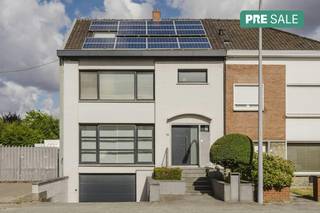 Indeling<br />- ruime inkomhal met gastentoilet en vestiaire<br />- prachtig lichtrijke leefruimte voorzien van inbouwkasten<br />- uitgeruste keuken voorzien van alle nodige comfort <br /><br />1e verdiep<br />- nachthal met ingemaakte kasten<br />- 3 volwaardige slaapkamers<br />- badkamer met douche, toilet en lavabomeubel<br />- toegang met vlizotrap naar de zolder<br /><br />De beleving in deze woning is uitzonderlijk, er is een maximum aan natuurlijke lichtinval en de vele ingemaakte kasten zorgen voor een echt geheel. <br /><br />De tuin zorgt voor rust en een gevoel van geborgenheid, heerlijk om te vertoeven tijdens warme zomeravonden. <br /><br />Deze eigendom wordt aangeboden via Pre-sale. Bezoeken aan deze eigendom vinden plaats op maandag 31 augustus en woensdag 02 september. Ook op zaterdag 05 september is er een finale bezoekmogelijkheid. Bij verdere interesse kan je een vast en onvoorwaardelijk bod uitbrengen tegen zaterdag 05 september tegen 12u. De vermelde prijs is een lanceerprijs. <br /><br />Wenst u meer info over deze woning of wenst u een bezoek ter plaatse? Contacteer Cléo (0472 18 39 96 of cleo.derekx@dewaele.com) of Yoshi Vandeginste (0474 49 50 38 - yoshi.vandeginste@dewaele.com)<br /><br />De eigendom wordt aangeboden via de Pre-sale formule. Van 31/08/2026 om 09:00 tot 05/09/2026 om 12:00 kan u het huis op afspraak komen bezichtigen en een bod uitbrengen. De vermelde prijs is een instelprijs. Voor meer info, gelieve contact op te nemen met de dossierverantwoordelijke.<br /><br />Bestuursmaatregelen in het maatregelenregister: nee