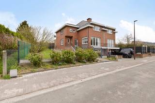 Bent u op zoek naar een woning op een absolute toplocatie, waar u uw eigen stempel op kunt drukken? Dan is deze charmante op te frissen woning in...