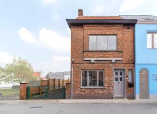 <p>Deze <strong>centraal gelegen halfopen bebouwing werd in 2021 volledig gerenoveerd met oog voor kwaliteit</strong>. Deze woning, met een bewoonbare oppervlakte van <strong>135m²</strong>, omvat een karaktervolle inkomhal met toegang tot de woonkamer. Via de woonkamer is er toegang tot de kelder (opbergmogelijkheden) en de volledig geïnstalleerde keuken. De badkamer, met toilet en douchecel is gelegen aan de achterzijde van de woning. De eerste verdieping omvat twee ruime slaapkamers, een doorgang met vaste trap richting de charmante master bedroom. Tot slot is nog een terras (volledig nieuw aangelegd) en oprit aanwezig die plaats biedt aan een wagen.<br /><br />Doorheen de woning werd gebruikt gemaakt van <strong>hoogwaardige en duurzame materialen</strong>, voorzien van <strong>alle comfort</strong>. De woning is gelegen in de Steenvoordestraat te Heusden en heeft een <strong>uitstekende ontsluiting!</strong> Het centrum is op wandelafstand en er is een vlotte bereikbaarheid richting tal van invalswegen.<br /><br />De verwarming is op aardgas met radiatoren. EPC 264 kWh/m2/jaar. Conforme elektriciteit.<br /><u>Aandachtspunten</u>: volledig gerenoveerd, energiezuinige woning, hoogwaardige materialen, uitstekende bereikbaarheid en omgeving, ...<br /><br />Kortom, voor de <strong>snelle beslissers</strong>!<br /><br /><strong>ALTRO-bezoekmoment op woensdag 28/10 tussen 16u30 - 18u30. Plan uw afspraak via onze website!</strong></p>