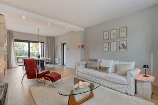 Deze mooi gerenoveerde woning in open bebouwing bevindt zich in Vertrijk, een deelgemeente van Boutersem. De woning biedt heel aangename, heldere en open leefruimtes op het gelijkvloers, 3 kamers op de verdieping en een geïsoleerde, te bestemmen zolderkamer. Achteraan de woning is er een volledig omheinde tuin met een fijn zonneterras.
Omvattende:
Gelijkvloers: inkomhal, zit- en eetkamer, keuken, toiletruimte
Tussenverdieping: wasruimte, badkamer, toiletruimte
Eerste verdieping: nachthal, 3 slaapkamers
Zolderverdieping: ruime zolderkamer
Kelderverdieping: 2 compartimenten
Terras en tuin: gedeelde doorgang, omheinde tuin met zonneterras
Ligging: de woning bevindt zich in Vertrijk, een deelgemeente van Boutersem die een gemakkelijke bereikbaarheid biedt. Bushaltes zijn vlakbij, het station van Vertrijk bevindt zich op 1 km en de aansluiting met de E40 op 1,5 km.
Bekijkt u dit pand via één van onze aanverwante websites, dan verwijzen wij u graag door naar onze eigen website. https://www.itimmo.be/koutemstraat-24-boutersem