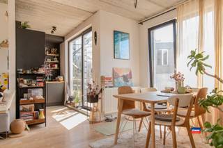 <p><span>HOBOKEN | GEZELLIG APPARTEMENT MET LICHTRIJKE WOONKAMER EN DAKTERRAS GELEGEN OP DE TWEEDE VERDIEPING VAN EEN KLEIN GEBOUW | EPC A |</span></p><p><span>Indeling als volgt: inkomhal - woonkamer met eetruimte - geïnstalleerde keuken met toegang naar het terras - slaapkamer met opbergruimte - badkamer met inloopdouche, toilet en lavabo - berging met aansluitingen wasmachine/droogkast - ruim dakterras</span></p><p><span> </span></p><p><span>Grote troeven: </span></p><ul><li><span>Zeer veel lichtinval</span></li><li><span>Zeer energiezuinig (EPC A)</span></li><li><span>Dakterras</span></li><li><span>Gelegen in rustige woonwijk, vlakbij winkels, scholen en openbaar vervoer, ...</span></li><li><span>Gemeenschappelijke berging</span></li><li><span>Parkeermogelijkheden aan de oprit</span></li><li><span>Elektriciteit is conform het AREI</span></li><li><span>Aparte meters voor elektriciteit, gas en water</span></li><li><span>Geen asbestattest vereist want bouwjaar na 2001</span></li><li><span>Klein gebouw, geen syndicus of maandelijkse kosten</span></li></ul><p><span> </span></p><p><span> </span></p>