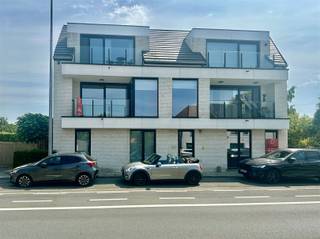 <p><span>Appartement de 2 chambres dans une petite résidence à Ename.</span></p><p><span> </span></p><p><span>AGENCEMENT</span></p><p><span>L'appartement est situé au premier étage.</span></p><p><span>Il comprend un salon avec cuisine ouverte et un débarras attenant.</span></p><p><span>Il dispose également de toilettes séparées, de 2 chambres et d'une salle de bains avec douche à l'italienne.</span></p><p><span>Une terrasse donnant sur la rue est attenante au salon et une deuxième terrasse se trouve à l'arrière, près des chambres.</span></p><p><span>Il y a également un local à vélos commun et un abri de voiture individuel.</span></p><p><span> </span></p><p><span>INFORMATIONS PRATIQUES</span></p><p><span>L'appartement est disponible immédiatement.</span></p><p><span>Demandez une visite via notre site immodhondt.be</span></p>