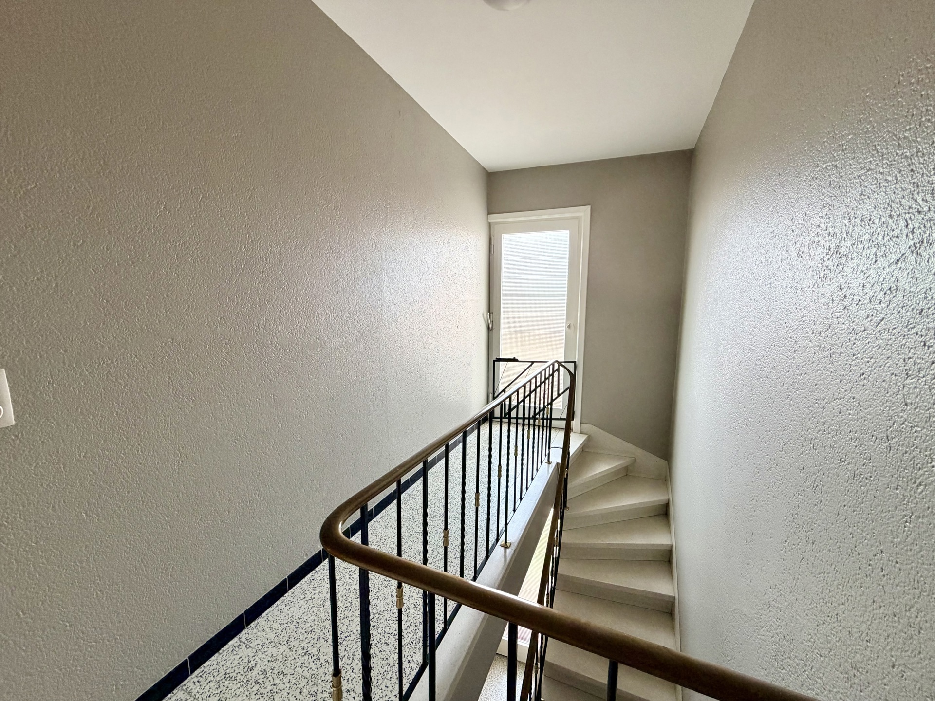 Instapklaar 2-slaapkamerappartement met zonnig terras te koop in De Panne. - foto 4