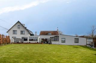 <span><span>Op een landelijke locatie te <strong>Oostnieuwkerke</strong>, deelgemeente van Staden, bieden we u deze <strong>halfopen bebouwing met garage en prachtige tuin </strong>aan. Het eigendom werd opgericht in de jaren '60 en strekt zich uit over een zuid-westgericht perceel van 1.142 m². Met zijn <strong>306 m² aan bewoonbare oppervlakte, 2 keukens, 2 leefruimtes en 2 badkamers </strong>leent deze woning zich perfect voor gezinnen met nog thuiswonende kinderen of nieuw samengestelde gezinnen, die samen wensen te wonen doch met de nodige privacy. De woning beschikt op heden over 3 tot 4 slaapkamers.<br />Het eigendom beschikt over energielabel F, dus men valt onder de renovatieverplichting. Op heden wordt er verwarmd op stookolie (kachels en conforme bovengrondse tank). Alle ramen werden in de periode van 2010-2015 vernieuwd en beschikken over <strong>aluminium schrijnwerk en hoogrendementsbeglazing</strong>. Tot slot vermelden we graag nog dat u kan gebruik maken van een <strong>regenwaterput</strong> (10.000l) en steenput.<br /><br /><u>De indeling van de ruimtes is als volgt:</u><br />Gelijkvloers: inkom- en traphal - woonkamer ingedeeld in zithoek en eeplaats - toegang tot droge kelder - sas - ingerichte keuken - grote veranda met zicht op de tuin - traphal naar eerste verdieping uitbouw - apart toilet - tweede leefruimte met eetplaats en zithoek - tweede keuken - badkamer uitgerust met douche en dubbel lavabomeubel - <strong>grote bergplaats of gelijkvloerse kamer </strong>met toegang tot overdekt terras.<br />Eerste verdieping: trap- en nachthal - toegang tot zolder via luik met vlizotrap - tweede badkamer uitgerust met lavabomeubel en ligbad - slaapkamer 1 - slaapkamer 2 - berging. <br />Eerste verdieping uitbouw: traphal - slaapkamer 3.<br />Tweede verdieping: zolder.<br />Exterieur: omheinde en verzorgde tuin met prachtig ver zicht - <strong>garage of opslagruimte</strong> - oprit met toegangspoort - tuinhuis.<br /><br /><u>Enkele troeven:</u></span></span>
<ul>
<li><span><span>Ruste, landelijke ligging met ver zicht;</span></span></li>
<li><span><span><strong>Mooi zuid-westgericht perceel van 1.142 m²</strong>;</span></span></li>
<li><span><span>Ruime, bewoonbare oppervlakte van 306 m²;</span></span></li>
<li><span><span>De woning beschikt over 2 leefruimtes, 2 keukens, 2 badkamers en 3 tot 4 slaapkamers.</span></span></li>
</ul>
<span><span> Wenst u meer info of een bezoek aan deze woning? Bel Diksimmo op het nummer 051 50 11 51 of mail naar diksmuide@diksimmo.be.</span></span>