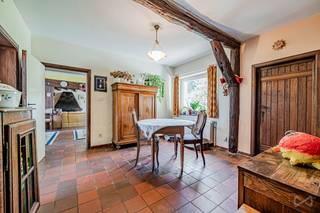 Ontdek deze charmante woning met een woonoppervlakte van circa 217 m², aangevuld met circa 30 m² kelders, gelegen op een ruim perceel van 17 are...