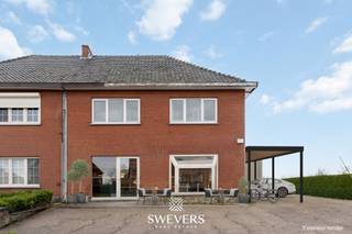 Voor meer info en foto’s, surf naar www.swevers.be – Ontdek dit instapklare handelspand in Nieuwerkerken met een indrukwekkende bewoonbare...