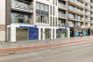 Het pand is momenteel ingericht als kantoor, maar leent zich dankzij de flexibele indeling en de indrukwekkende gevelbreedte met royale etalage perfect voor diverse doeleinden. Of het nu gaat om een kantoorfunctie (vrij beroep, consultancy, agentschap) of een pure handelsfunctie (boetiek, showroom, etc.) – uw zaak springt hier gegarandeerd in het oog.<br /><br />Het pand is momenteel verhuurd, maar de huurders vertrekken eind 2026. Dit betekent dat het pand vanaf begin 2027 volledig vrij van gebruik is voor uw eigen plannen of een nieuwe invulling.<br /><br />Indeling en troeven<br />Gelijkvloers (ca. 252 m²):<br />Grote raampartijen die zorgen voor enorm veel natuurlijk licht en een perfecte etalageruimte.<br />Momenteel opgesplitst in verschillende functionele kantoorboxen, ideaal voor privacy of aparte werkplekken.<br />Voorzien van eigen sanitair en praktische bergruimtes.<br /><br />Verdieping -1 (ca. 36 m²):<br />Een discrete, aparte ruimte perfect voor meetings of presentaties.<br />Uitgerust met een eigen keukentje en extra sanitair, wat zorgt voor een volledig autonome werkomgeving.<br /><br />Technische specificaties<br />Bouwjaar: 2012 (moderne en degelijke constructie)<br /><br />Centraal verwarmd op gas én uitgerust met een airconditioningsysteem <br /><br />Een instapklaar, strategisch gelegen vastgoed met een onbetaalbare visibiliteit aan de Oostendse haven. <br /><br />Interesse of een bezoek plannen? Neem vandaag nog contact met ons op voor meer informatie of een rondleiding ter plaatse.<br /><br />Bestuursmaatregelen in het maatregelenregister: nee