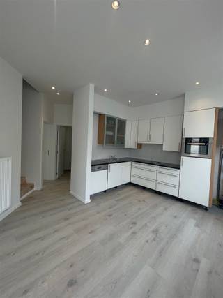 Welkom in dit charmante appartement gelegen in het hart van Blankenberge, een ideale plek voor wie houdt van het kustleven. Dit ruime appartement...