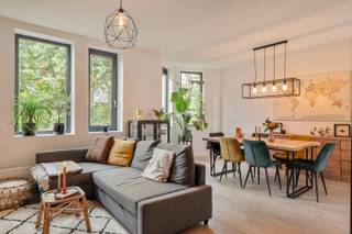 <p><strong>Groenenhoek heeft die fijne combinatie waar veel Antwerpenaren naar zoeken: rustig wonen met veel groen in de buurt, maar zonder het gevoel dat je al te ver van de stad zit. Het Te Boelaerpark ligt vlakbij, en ook naar een koffie, een hapje of een gezellige avond hoef je nooit ver te zoeken. En op de derde verdieping van nummer 272 op de bruisende Gitschotellei wacht een gezellig eenslaapkamerappartement dat in 2016 volledig werd vernieuwd. Licht, warm en met een paar fijne houten accenten die meteen voor sfeer zorgen. Kom binnen…</strong></p><p> </p><p><strong>Binnenkomen met hout</strong></p><p><strong><br /></strong>De inkomhal zet meteen de toon. Houten ingemaakte kasten zorgen voor heel wat opbergruimte en geven de ruimte tegelijk een warme uitstraling. De houten elementen komen ook later terug in het appartement, wat zorgt voor een mooi geheel. Vanuit de hal loopt alles mooi in elkaar over, met de leefruimte vooraan en de slaapkamer achteraan.</p><p> </p><p><strong>Licht om in te leven</strong></p><p><strong><br /></strong>De leefruimte is een fijne, lichtrijke plek waar je dankzij de vele ramen volop contact hebt met buiten. De houten vloer en de warme kasten zorgen ervoor dat het geheel gezellig blijft aanvoelen. Aansluitend ligt de geïnstalleerde keuken: alles wat je nodig hebt om dagelijks te koken is hier aanwezig, terwijl de open verbinding met de leefruimte ervoor zorgt dat je nooit helemaal afgesneden bent van wat er rondom je gebeurt.</p><p> </p><p><strong>Een slaapkamer met een schuifdeur</strong></p><p><strong><br /></strong>Achteraan bevindt zich de slaapkamer. Tussen de leefruimte en de slaapkamer zit een houten schuifdeur, een mooi detail dat tegelijk voor een praktische afscheiding zorgt. De houten ingemaakte kasten zorgen voor extra opbergruimte en houden tegelijk de rust in de ruimte.</p><p> </p><p><strong>Een badkamer met karakter</strong></p><p><strong><br /></strong>De badkamer sluit aan op de slaapkamer en vormt een gezellige, aparte plek. Hier vind je ook de aansluiting voor een wasmachine en droogkast. De ruimte heeft haar eigen sfeer en sluit mooi aan bij de warme uitstraling van de rest van het appartement.</p><p> </p><p><strong>Ook beneden is er nog plek</strong></p><p><strong><br /></strong>Bij het appartement hoort een privatieve kelderberging. Handig voor alles wat je liever niet elke dag in je leefruimte hebt staan.</p><p> </p><p><strong>Groen om de hoek</strong></p><p><strong><br /></strong>En dan natuurlijk de ligging. Het Te Boelaerpark ligt vlakbij en is een geliefde plek om te wandelen, lopen of gewoon even buiten te zijn. Ook voor een koffie of een drankje zit je goed in de buurt, met héél wat gezellige adresjes rond het park. Het appartement bevindt zich op de derde verdieping van een gebouw zonder lift - en het hele gebouw werd in 2016 vernieuwd.</p><p></p><p>Een fijne plek voor wie graag warm en rustig woont, maar de stad nooit ver uit het oog wil verliezen. Met een gezellige leefruimte, veel hout, een aparte slaapkamer, de nodige opbergruimte en vooral: een zalige groene buurt als achtertuin.</p><p> </p><p><strong>Verliefd? antwerpen@ugly.be</strong></p><p> </p><p> </p>