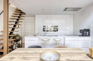 Stijlvol gerenoveerde woning met tuin op toplocatie in het centrum van Pittem<br /><br />Deze prachtige woning, gelegen op de Markt van Pittem, werd volledig en kwalitatief gerenoveerd volgens een goedgekeurd architectenplan. De woning werd tot op de structuur gestript en vervolgens volledig heropgebouwd, waarbij werkelijk alles werd vernieuwd.<br /><br />Zo werden onder meer de ramen, het dak, de elektrische installatie, de keuken, de badkamer en alle vloerafwerkingen vervangen. Bij de renovatie werd bijzonder veel aandacht besteed aan kwaliteit, afwerking en een tijdloze, smaakvolle uitstraling. Zo zijn er overal elektrische rolluiken en vliegenramen en kan de koepel in de keuken open.<br /><br />De centraal gelegen keuken vormt het hart van de woning en werd opengewerkt tot in de nok van het dak. Hierdoor geniet de woning van een uitzonderlijk ruimtelijk gevoel en een overvloed aan natuurlijk licht.<br /><br />Dankzij het gunstige EPC-label B bent u verzekerd van een energiezuinige woning die zonder bijkomende investeringen onmiddellijk instapklaar is. De verwarming gebeurt via centrale verwarming op aardgas.<br /><br />Er is een mogelijkheid om een staanplaats bij te huren aan de overkant van de straat voor 35 euro per maand.<br />Verder kan men overal gratis parkeren in de straat en op de Markt.<br />Bent u op zoek naar een instapklare woning met karakter, licht en comfort op een centrale ligging? Dan is deze woning absoluut een bezoek waard.