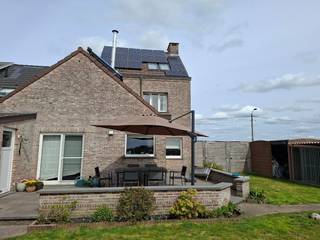 Ruime halfopen gezinswoning met landelijke ligging in Leest.Volledig gerenoveerde woning (2009–2014) gelegen in een groene omgeving met voor- en...
