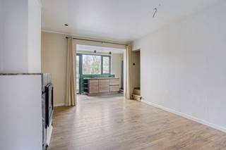 <p><span>SFEERVOLLE WONING MET 3 SLAAPKAMERS EN ZUID-WEST GEÖRIENTEERD TERRAS.<br />Gelegen in het pittoreske centrum van Eikevliet (Bornem). Vlotte bereikbaarheid via de N16 en A12. </span></p><p><span>De woning werd in de loop der jaren grondig gerenoveerd met respect voor het charmante en authentieke karakter.</span></p><p><span>Gelijkvloers</span><span>: inkomhal / wc / lichtrijke, gezellige leefruimte met eetplaats en salon - ingerichte open keuken met hoogwaardig gasvuur / aangenaam, zuidwest-georiënteerd terras (9 m²). <br /></span><span>1ste verdieping</span><span>: nachthal / 2 ruime slaapkamers (16 m² - 16 m²) / wasplaats.<br /></span><span>2de verdieping</span><span>: slaapkamer (14 m²) / gerenoveerde badkamer met inloopdouche.</span></p><p><span>Kelderverdieping: ingerichte kelderruimte met extra bergruimte, hobbyruimte.<br />Doorgang (erfdienstbaarheid) aan rechterkant gevel, handige doorgang voor fietsen, ....<br />Elektriciteit conform AREI.</span></p>