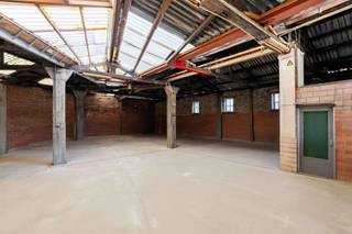 <p><span><strong>Loods/magazijnruimte op toplocatie in de gemeente Dilbeek</strong></span></p>
<p>Bent u op zoek naar een praktische en goed gelegen magazijnruimte/loods in Dilbeek? Dan stellen wij u graag dit veelzijdige pand voor, gelegen op de Bodegemstraat 120+. Dankzij de centrale ligging bevindt u zich op wandelafstand van scholen, winkels en openbaar vervoer, terwijl de op- en afrit van de Brusselse ring zich op slechts enkele minuten bevinden. Een uitstekende bereikbaarheid is hier dus gegarandeerd.</p>
<p><span>Indeling en mogelijkheden<br /><br /></span>Het magazijn met maar liefst <strong>385m² bruikbare vloeroppervlakte</strong> beschikt over een aparte kantoorruimte en sanitaire blok. En heeft door zijn grootte tal van gebruiksmogelijkheden voor zelfstandigen of ambachtelijke beroepen.<br /><br />Aan de voorzijde van het gebouw vinden we een grote parking (+/- 335m²), goed voor zo'n 10 à 12 wagens en een oprit breed genoeg voor een grotere voertuigen.<br /><br />Kortom, dit pand is uitermate geschikt voor een zelfstandigen die op zoek is naar een kwalitatieve werkplaats, atelier of extra opslagruimte op een toplocatie.</p>
<p><strong>Interesse?</strong><br />Contacteer ons gerust voor een bezoek ter plaatse.<br />info@impromove.be - 02 887 80 56</p>