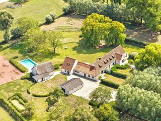 Willow country house: unieke eigendom in het charmante Oostkerke, gelegen op 1,5 hectare bestaande uit de mooie oprit, luxueus afgewerkte...