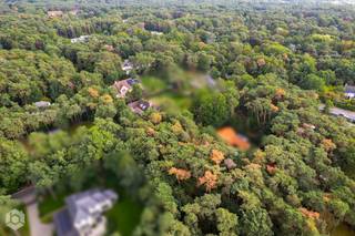 Op een bijzonder aantrekkelijke locatie in Keerbergen bevindt zich deze ruime bouwgrond van maar liefst 2.690 m². De grond is gelegen in een rustige, groene en bosrijke omgeving, omgeven door stijlvolle woningen en villa’s. De residentiële villabuurt biedt een aangename woonomgeving met veel privacy en ruimte. Keerbergen staat bovendien bekend om zijn groene karakter en uitstekende woonkwaliteit.<br /><br />Deze royale bouwgrond biedt de mogelijkheid om een vrijstaande woning te realiseren. Met een oppervlakte van 2.690 m² beschikt het perceel over bijzonder veel ruimte en biedt het tal van mogelijkheden voor wie droomt van een ruime gezinswoning of stijlvolle villa in een groene omgeving.<br />De combinatie van de perceeloppervlakte, de ligging in een residentiële villabuurt en het bosrijke karakter maakt dit een interessante opportuniteit voor wie op zoek is naar een uitzonderlijk bouwperceel. Hier kan een woning worden gerealiseerd die optimaal inspeelt op ruimte, rust, groen en privacy.<br /><br />Een unieke kans om uw toekomstige thuis te bouwen op een ruim perceel in één van de aantrekkelijke, groene woonomgevingen van Keerbergen.<br /><br />Voor informatie over dit bouwperceel kunt u contact opnemen met Bob Quirynen via 0476 09 84 85 of neemt u een kijkje op www.Boonstravastgoed.be.