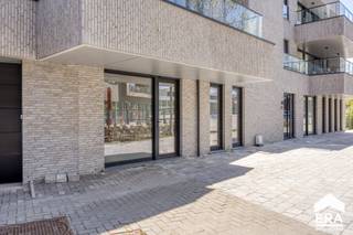 [[ DIT PAND NEEMT DEEL AAN DE ERA OPEN HUIZEN DAG OP 13/6 VAN 9:30 TOT 10:30 ]]<br /><br />Prachtig ruim (112m²) gelijkvloers appartement met 2 slaapkamers en groot terras.<br />Gelegen in hartje Lommel.