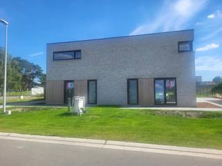 <p>In het centrum van Wijchmaal, in de nieuwe verkaveling Kapelhoef, bieden wij <strong>vijf halfopen, energieneutrale ééngezinswoningen </strong>aan in de Haverstraat en Roggestraat. Deze moderne woningen zijn ideaal gelegen: op minder dan vijf minuten bereik je met de auto de Noord-Zuidverbinding, een buurtwinkel bevindt zich op slechts 700 meter en de basisschool ligt op wandelafstand, op minder dan één kilometer.<br /><strong><br /><span>Woning Roggestraat 1 (Lot 17)</span></strong></p>
-Bewoonbare oppervlakte: 126m²;<br />-Perceeloppervlakte: 3a66ca;<br />-Een ruime doorzonleefruimte met open keuken;<br />-Een praktische berging;<br />-3 slaapkamers, waarvan één met dressing en een wasplaats;<br />-Volledig uitgeruste badkamer;<br />-Oostgerichte tuin;<br />-Vrijstaande carport met aanpalende tuinberging.<br />
<p><br />De woningen worden volledig afgewerkt opgeleverd. De materiaalkeuzes werden gemaakt. Je hoeft alleen nog maar je meubels te verhuizen. <span>Dankzij het gunstig E-peil is er 5 jaar vrijstelling op het kadastraal inkomen.</span><br /><br /><strong>Bouwen aan de toekomst<br /></strong>De woningen zijn ontworpen met oog voor duurzaamheid en energie-efficiëntie. Ze behalen een <strong>maximaal E-peil van E10</strong>. Verwarmen gebeurt via een <strong>lucht/water-warmtepomp</strong> in combinatie met vloerverwarming die ook actieve koeling mogelijk maakt. <strong>Zonnepanelen </strong>zijn standaard voorzien, wat bijdraagt aan het lage energieverbruik en het wooncomfort.</p>
<p>Ook buiten wordt er aan alles gedacht. In elke achtertuin wordt een hoogstammige inheemse boom aangeplant en het gazon wordt ingezaaid. De percelen worden gedeeltelijk afgesloten met een draadafsluiting van 1,80 meter hoog, zodat privacy en veiligheid gegarandeerd zijn.<br /><br />De vermelde prijs is exclusief btw en notariskosten. Wil jij graag rustig wonen in een energiezuinige nieuwbouwwoning op een centrale, gezinsvriendelijke locatie? Dan vertellen we je graag meer over dit project en de mogelijkheden. <br /><br />Wij ontzorgen je ook voor de <strong>verkoop </strong>van je <strong>huidige woning</strong>. Contacteer ons op 011 39 90 50 of info@jansenrealestate.be voor bijkomende informatie.</p>
