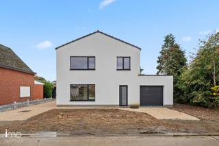 Deze woning met een bewoonbare oppervlakte van 198 m² werd in 2026 volledig gerenoveerd en combineert ruimte, comfort en een moderne afwerking.<br /><br />U betreedt de woning via de ruime inkomhal, die toegang biedt tot de leefruimte en het gastentoilet. De woonkamer geniet van een aangename lichtinval en loopt naadloos over in de eetruimte, met zicht op de zuidgerichte tuin.<br /><br />De open keuken is volledig geïnstalleerd en uitgerust met onder meer een oven, microgolfoven, ingebouwde koelkast en inductiekookplaat. Aansluitend bevindt zich een praktische berging, met directe toegang tot de inpandige garage, die voorzien is van een automatische poort.<br /><br />Op de eerste verdieping bevinden zich drie ruime slaapkamers, een apart toilet en een comfortabele badkamer met lavabo, douche en ligbad.<br /><br />Tot slot beschikt de woning over een ruime bergzolder, ideaal als extra opbergruimte.<br /><br />Bekijk ook zeker onze website voor de grondplannen.<br />Meer info via Jean.Heylen@imovastgoed.be of via 015/34.34.54.<br />U kan Imo Vastgoed steeds vrijblijvend contacteren voor een gratis waardebepaling van uw woning.