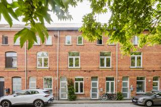 Ligging<br /><br />Deze volledig gerenoveerde woning is gelegen in de rustige Wielewaalstraat in Gent. U geniet hier van een aangename woonomgeving op korte afstand van het centrum van Gent, met een vlotte verbinding naar de belangrijkste invalswegen en openbaar vervoer. Het vrij zicht op het Wielewaalpark maat het heerlijk wonen. Winkels, scholen en de Bourgoyen-Ossemeersen bevinden zich eveneens in de omgeving.<br /><br />Indeling<br /><br />Op het gelijkvloers wordt u verwelkomd in de inkomhal die toegang geeft tot de gezellige en lichtrijke leefruimte. Dankzij de grote raampartijen geniet u van veel natuurlijk licht en toegang tot de tuin. De open, volledig geïnstalleerde keuken maakt het hart van de woning waar koken en gezellig samenzijn perfect samenkomen.<br /><br />Verder vindt u op het gelijkvloers een moderne badkamer met ruime inloopdouche, een apart gastentoilet en een praktische berging.<br /><br />De eerste en tweede verdieping bieden samen vier volwaardige slaapkamers. Hierdoor is de woning perfect geschikt voor gezinnen, co-housing, thuiswerk of studerende kinderen.<br /><br />Troeven<br /><br />Volledig gerenoveerd<br />EPC B<br />4 volwaardige slaapkamers<br />Lichtrijke<br />Tuin<br />Rustige ligging nabij het centrum van Gent<br /><br />Bent u op zoek naar een instapklare woning in Gent? Dit is een uitstekende kans voor wie op zoek is naar een gerenoveerde woning met vier slaapkamers in Gent.<br /><br />Voor meer info en/of bezoek bel Arthur: 0473 90 90 94