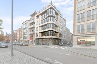 Op een strategische ligging aan het Colaertplein te Ieper bevindt zich dit veelzijdige kantoor. Bent u op zoek naar de perfecte uitvalsbasis voor uw onderneming in Ieper, dan biedt dit eigendom een uitgelezen kans. Dankzij de centrale ligging nabij het station en diverse invalswegen kent het pand een uitstekende bereikbaarheid.<br /><br />Indeling:<br /><br />Gelijkvloers<br />- Inkom met bureauruimte<br />- Apart toilet<br /><br />Eerste verdiep<br />- Ruime open kantoorruimte <br />- 3 afzonderlijke kantoren<br />- Keuken<br />- Apart toilet<br /><br />Op zoek naar bedrijfsvastgoed bestaande uit een kantoorruimte met goede zichtbaarheid en bereikbaarheid? Aarzel dan niet om ons te contacteren op het nummer 056 21 11 11.<br /><br />Bestuursmaatregelen in het maatregelenregister: nee