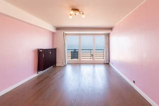 Droomt u van wonen aan zee in een comfortabel en energiezuinig appartement? Dit stijlvolle appartement van 82 m² combineert ruimte, licht en een uitzonderlijke ligging met een prachtig panoramisch zeezicht vanuit de royale woonkamer. Dankzij de grote raampartijen geniet u hier elke dag van een overvloed aan natuurlijk licht en een unieke, rustgevende sfeer.<br /><br />De lichtrijke leefruimte sluit naadloos aan op de praktische, modern uitgeruste keuken, ideaal voor wie houdt van gezellig koken en ontspannen met zicht op zee. Het appartement beschikt over twee volwaardige slaapkamers, waarvan beide directe toegang hebben tot een aangenaam balkon met uitzicht op een groene omgeving, de perfecte plek om in alle rust van uw ochtendkoffie te genieten.<br /><br />Ook op vlak van comfort scoort dit appartement uitstekend. Met een gunstige EPC-score B woont u hier energiezuinig en comfortabel, zowel als vaste woonst, tweede verblijf of slimme investering aan de kust.<br /><br />Bovendien bevindt het appartement zich op een toplocatie, vlak bij winkels, gezellige restaurants en het strand, zodat u optimaal kunt genieten van het bruisende kustleven.