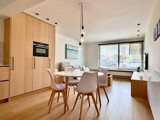 Recent gerenoveerd twee-slk-appt om de hoek van het strand.<br /><br />Dit appartement is in nieuw staat, maatmeubilair, groot terras, gelijkvloers, hedendaags,.. zijn alvast woorden die ik kan gebruiken bij deze beschrijving.<br /><br />De leefruimte is volledig geïnstalleerd en heeft een gelijkvloers zicht over het Lucionplein, die verbonden is met het strand en de zee. Vele maatmeubilair maakt deze open keuken en leefruimte best gerieflijk. Een stofzuigkast, wasmachine mooi weggestopt, dressoir met TV benodigdheden,..<br /><br />Achter het appartement zijn er 2 slaapkamers. In de kleinste kamer kunnen de meeste mensen slapen, door slim maatmeubilair is er een stapelbed en twijfelaar vast geïnstalleerd. De hoofdkamer heeft ook maatkasten en biedt ook toegang naar het achterliggend terras.<br /><br />De badkamer vind ik persoonlijk ‘ene voor in de boekskes’, praktisch en vooral heel mooi afgewerkt.<br /><br />PLUSPUNT:<br />+ gebruik van kwaliteitsmaterialen<br />+ om de hoek van strand en zee<br />+ nieuwstaat