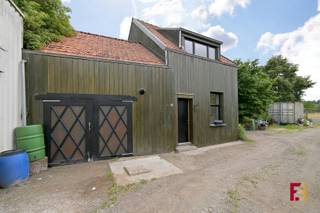 Droom je van een woning die nét dat tikkeltje anders is? Dan zal deze verborgen parel in Balegem je ongetwijfeld verrassen. Gelegen op een prachtig perceel van 1.390 m² en verscholen in de tweede bouwlijn, geniet je hier van een unieke combinatie van rust, privacy en ruimte.<br /><br />De woning ademt karakter en biedt tal van mogelijkheden voor wie graag out of the box denkt. De lichtrijke leefruimte, de verrassende indeling en de mogelijkheid om de keuken volledig naar eigen smaak vorm te geven, maken van dit huis een plek waar je echt jouw eigen verhaal kunt schrijven.<br /><br />Ook buiten kom je volledig tot rust. Het ruime perceel vormt een groen decor waar je elke dag kunt genieten van de stilte en het uitzicht.<br /><br />Daarbovenop woon je in het geliefde Balegem, waar het landelijke karakter perfect samengaat met een vlotte bereikbaarheid. Winkels, scholen en openbaar vervoer bevinden zich vlakbij, terwijl de groene omgeving uitnodigt tot wandelen, fietsen en ontspannen.<br /><br />Een woning voor wie niet op zoek is naar dertien in een dozijn, maar naar een thuis met karakter, mogelijkheden en een unieke uitstraling.