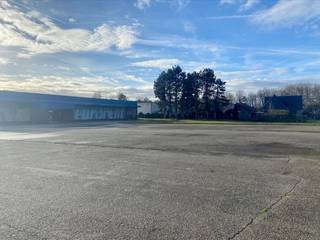 Industriële ruimte met een oppervlakte van +/- 1.950 m² op een terrein van 11.313 m² te huur. Het gebouw bestaat uit 900 m² opslagplaats, 566...