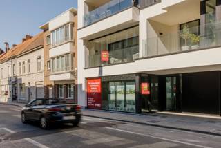 Grote etalage, sanitair, private parkeermogelijkheden achteraan. Mooie commerciële ruimten op een heel goede ligging. Centrumverkeer rijdt altijd...