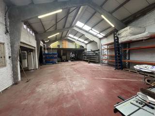 Bent u op zoek naar een veilige, droge en direct bruikbare plek voor uw stockage? Deze functionele loods in Oostende biedt de perfecte oplossing...