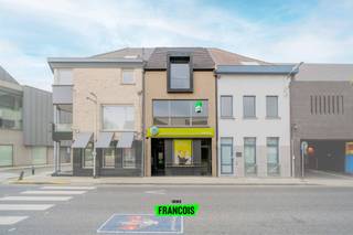 In het bruisende centrum van Wevelgem bevindt zich dit veelzijdige handelspand met een ruim duplex appartement, ideaal voor wie wonen en werken wil combineren of op zoek is naar een interessante investering.<br /><br />Het handelspand op het gelijkvloers beschikt over een lichtrijke en ruime handelsruimte met tal van indelingsmogelijkheden. Aangevuld met aparte bureauruimtes en een praktische keuken, biedt dit pand alle comfort voor diverse professionele activiteiten. Achteraan is er bovendien een ruime privatieve parkeerplaats aanwezig, toegankelijk via een poort, wat een absolute meerwaarde vormt voor zowel klanten als bewoners.<br /><br />Daarnaast is er een ruim en aangenaam duplex appartement voorzien. Dit appartement omvat twee volwaardige slaapkamers, een moderne badkamer en een open leefruimte met veel lichtinval dankzij de grote raampartijen. De leefruimte sluit naadloos aan op een volledig uitgeruste keuken met alle nodige toestellen. Aansluitend bevindt zich een uitzonderlijk groot terras waar het heerlijk vertoeven is en waar u in alle rust kan genieten.<br /><br />Zowel het handelspand als het appartement beschikken over een gunstig EPC-label B en zijn uitgerust met centrale verwarming op aardgas, wat zorgt voor een energiezuinig en comfortabel geheel.<br /><br />