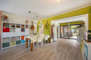 <p>Deze woning in de Edward Claessenslaan 44 beschikt over drie slaapkamer en een aangename zuidgerichte tuin.</p>
<p><strong>Er werden al heel wat renovaties uitgevoerd.</strong><span> </span>De water- en gasleidingen zijn vernieuwd, de woning beschikt over een recente keuken en badkamer en ook het dak werd vernieuwd en geïsoleerd.</p>
<p>Op het<span> </span><strong>gelijkvloers</strong><span> </span>bevindt zich de inkomhal, woonkamer, eetkamer, keuken, badkamer en ruime bergruimte. De<span> </span><strong>eerste verdieping</strong><span> </span>telt een nachthal en twee ruime slaapkamers. Op de<span> </span><strong>tweede verdieping<span> </span></strong>bevindt zich de derde slaapkamer.</p>
<p>Enkele<span> </span><strong>troeven</strong><span> </span>op een rij:<br />- Asbestveilig<br />- geen renvatieplicht (EPC C)<br />- Dak vernieuwd en geïsoleerd<br />- Gas- en waterleidingen vernieuwd<br />- Aangename omgeving</p>
<p>Een degelijke woning met drie slaapkamers, een zuidgerichte tuin en heel wat belangrijke renovaties achter de rug -<span> </span><strong>must visit.</strong></p>
<p>Plan jouw bezoek in via 0492 83 88 19 of jarno@groepvanhaute.be.</p>
