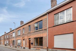 <strong>Instapklare woning met o.a. een bewoonbare oppervlakte van 180 m², 4 slaapkamers, een rustige ligging en een aangename tuin. EPC-label C.</strong><br /><br />De woning beschikt op het gelijkvloers over een inkomhal, woonkamer, keuken, wasplaats, apart toilet, badkamer en achterbouw met zicht op de tuin.<br /><br />Op de eerste verdieping bevinden zich een nachthal en 3 slaapkamers.<br /><br />De zolderverdieping is toegankelijk via een vaste trap en bestaat uit een ruime zolderkamer.<br /><br />De woning geniet bovendien van een goede verkeerstechnische ligging ten opzichte van het station, de E40, winkels, scholen, restaurants en openbaar vervoer.<br /><br />Interesse? Bel naar 0496 07 89 48.