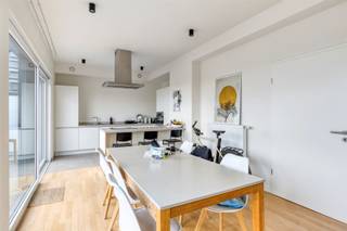 <p><span>PENTHOUSE MET MAGNIFIEK TERRAS, 3 SLKS + AUTOSTAANPLAATS</span></p><p><span> </span></p><p><span>Residentie Allée Verte is gelegen in de Hélihavenlaan ter hoogte van huisnummer 50. Wij bevinden ons op wandelafstand van het station (Brussel-Noord), verschillende parken, lokale handelaars, supermarkten, scholen, ... Bijkomend verplaatsen wij ons vlot naar het bruisende stadscentrum van Brussel. </span></p><p><span> </span></p><p><span>Toegekomen aan residentie nemen wij de lift naar de zevende verdieping. Wij betreden deze penthouse via de inkomhal. De inkomhal geeft ons toegang tot het gastentoilet en de leefruimte van ruim Naast de inkomhal is de leefruimte van ruim 60m² bestaande uit een volledig uitgeruste keuken, een zit- en een eethoek. Zowel de leefruimte als één van slaapkamers heeft toegang tot het prachtige terras van bijna 60m². Een ware eyecatcher die een uitbreiding van de leefruimte vormt en geniet van een magnifiek zicht over de hoofdstad van België. </span></p><p><span> </span></p><p><span>Terug in het appartement begeven wij ons via de zithoek naar de nachthal. Deze geeft ons toegang tot de berging die tevens dienst doet als wasplaats en drie slaapkamers. Iedere slaapkamer beschikt over een eigen badkamer (met douche en/of bad) én één van de slaapkamers heeft toegang tot het prachtige terras. </span></p><p><span> </span></p><p><span>Troeven: </span></p><p><span>- Centrale ligging</span></p><p><span>- Terras van circa 60m²</span></p><p><span>- 3 slaapkamers met ensuite badkamer</span></p><p><span>- Mogelijkheid tot het huren van een autostaanplaats + privatieve kelderberging (huurprijs: 120,00 euro/maand)</span></p><p><span> </span></p><p><span>Kort samengevat: </span></p><p><span>- Huurprijs: 2.165,00 euro/maand</span></p><p><span>- Huur parking + kelderberging: 120,00 euro + 25,00/maand (optioneel)</span></p><p><span>- Algemene onkosten incl. voorschot verwarming/warm water: 250,00 euro/maand</span></p><p><span>- Deelname plaatsbeschrijving: 225,00 euro (eenmalig) </span></p><p><span>- Huurwaarborg: 4.330,00 euro (eenmalig, te betalen voor aanvang van de huurovereenkomst)</span></p><p><span> </span></p><p><span>Net als ons overtuigd van de troeven van dit centraal gelegen appartement? </span><span>Neem gerust contact op met één van onze medewerkers via 033 695 695 of info@pillar.estate. </span></p><p><span> </span></p><p><span>*Deze gegevens zijn louter ter informatieve titel. De vermelde oppervlaktes zijn slechts indicatie. Pillar kan niet verantwoordelijk gesteld worden voor de juistheid van de aan haar verstrekte gegevens. </span></p><p><span> </span></p>