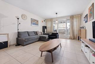 <strong>SAINT-JOSSE</strong>, op 5 minuten lopen van het Square Ambiorix, ligt dit appartement met twee slaapkamers van ±87 m² in een klein appartementencomplex uit 2019. Het appartement is als volgt ingedeeld: hal, een woonkamer van ±40 m² met toegang tot het terras van ±9 m² op het zuidoosten, een ingerichte keuken (oven, kookplaat, afzuigkap, koelkast), een technische ruimte van ±2,5 m² met aansluitingen voor wasmachine en droger, een badkamer van ±6 m² (bad, wastafel), apart toilet, een slaapkamer van ±14 m², een slaapkamer van ±9,5 m², een kelderruimte van ±1,5 m² op de begane grond van het gebouw. Het gebouw beschikt over een fietsenstalling. De EPC-klasse is B. <br /><br /><span>Gelegen op de eerste verdieping</span> :<br />
<ul>
<li>Entreehal</li>
<li>Woonkamer van ±40 m² (9,04 m x 4,11 m) met toegang tot het terras op het zuidoosten van ±9 m²</li>
<li>Technische ruimte met aansluitingen voor wasmachine en droger van ±2,5 m²</li>
<li>Badkamer van ±6 m² (bad, wastafel)</li>
<li>Aparte wc</li>
<li>Een slaapkamer van ±9,5 m² (3,49 m x 2,65 m)</li>
<li>Een slaapkamer van ±14 m² (3,4 m x 4 m)</li>
</ul>
<br />Kelder nr. 3 van ±1,5 m², gelegen op de begane grond van het gebouw.<br />Fietsenstalling beschikbaar voor de mede-eigenaren<br /><br />Kosten van 119 €/maand (beheerder, verzekering, onderhoud, gemeenschappelijke ruimtes)<br />Reservefonds met een saldo van 5.000 €.