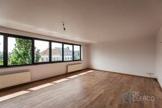 <p><span>Prachtig, ruim appartement te huur met een panomarisch uitzicht op het levendige centrum van Lochristi!</span></p><p><span>Welkom in dit moderne appartement van 100m² in het hartje van Lochristi waar alle winkels en voorzieningen op wandelafstand aanwezig zijn. Het efficiënt ingedeelde appartement beschikt over een ruime inkomhal met ingemaakte vestiairekast en gastentoilet. Er zijn twee ruime slaapkamers en een badkamer, voorzien van een inloopdouche en dubbel lavabomeubel. De open woonkeuken beschikt over de nodige toestellen en een praktisch werkblad. De halfopen keukenindeling creëert een naadloze flow naar de woonruimte die beide, dankzij de grote ramen, worden overspoeld door natuurlijk licht én een wijds zicht bieden op het dorp dat nooit verveelt! De royale leefruimte biedt veel toffe inrichtingsmogelijkheden en is afgewerkt met volle parket! Tot slot is er tussen de slaapkamers een gezellig, zonnig terras gelegen.</span></p><p><span>Het appartement wordt verwarmd met gas en kent een energiezuinig EPC-label B.</span></p><p><span>Kortom is dit appartement ideaal geschikt voor wie een moderne levensstijl wil met alle gemakken binnen handbereik. De huurprijs van dit karaktervolle appartement op een gunstige ligging is 1.075 euro en zal vrij zijn vanaf augustus 2026. </span><br /><br /><span>Mis deze kans niet en maak nu uw afspraak met uw contactpersoon Anais via mail naar anais@vastgoed-dc.be of via de website. </span></p>